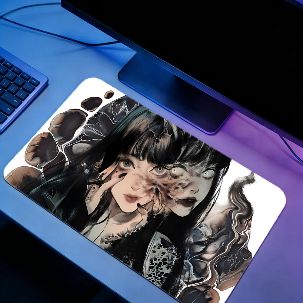 Gaming Mouse Pad JJunji Ito Co - Desk Setup With Laptop recension och pris