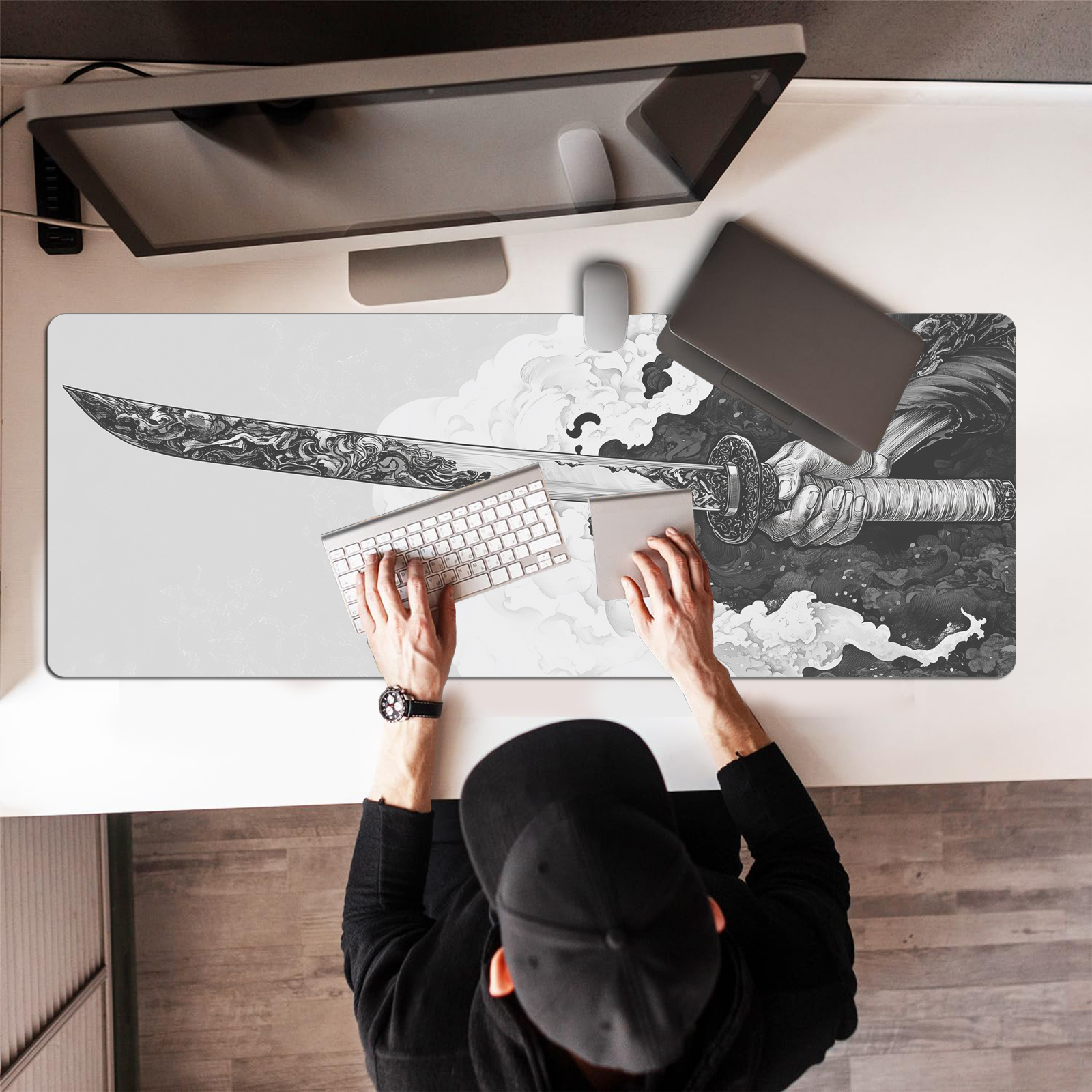 Black And White Comic Wind Swo - Rubber Mat Desk recension och pris